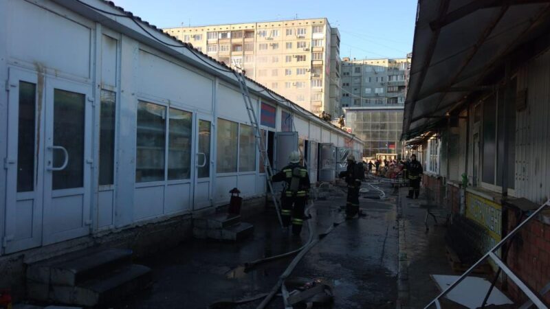 В Волгограде тушат пожар на рынке “Олимпия”