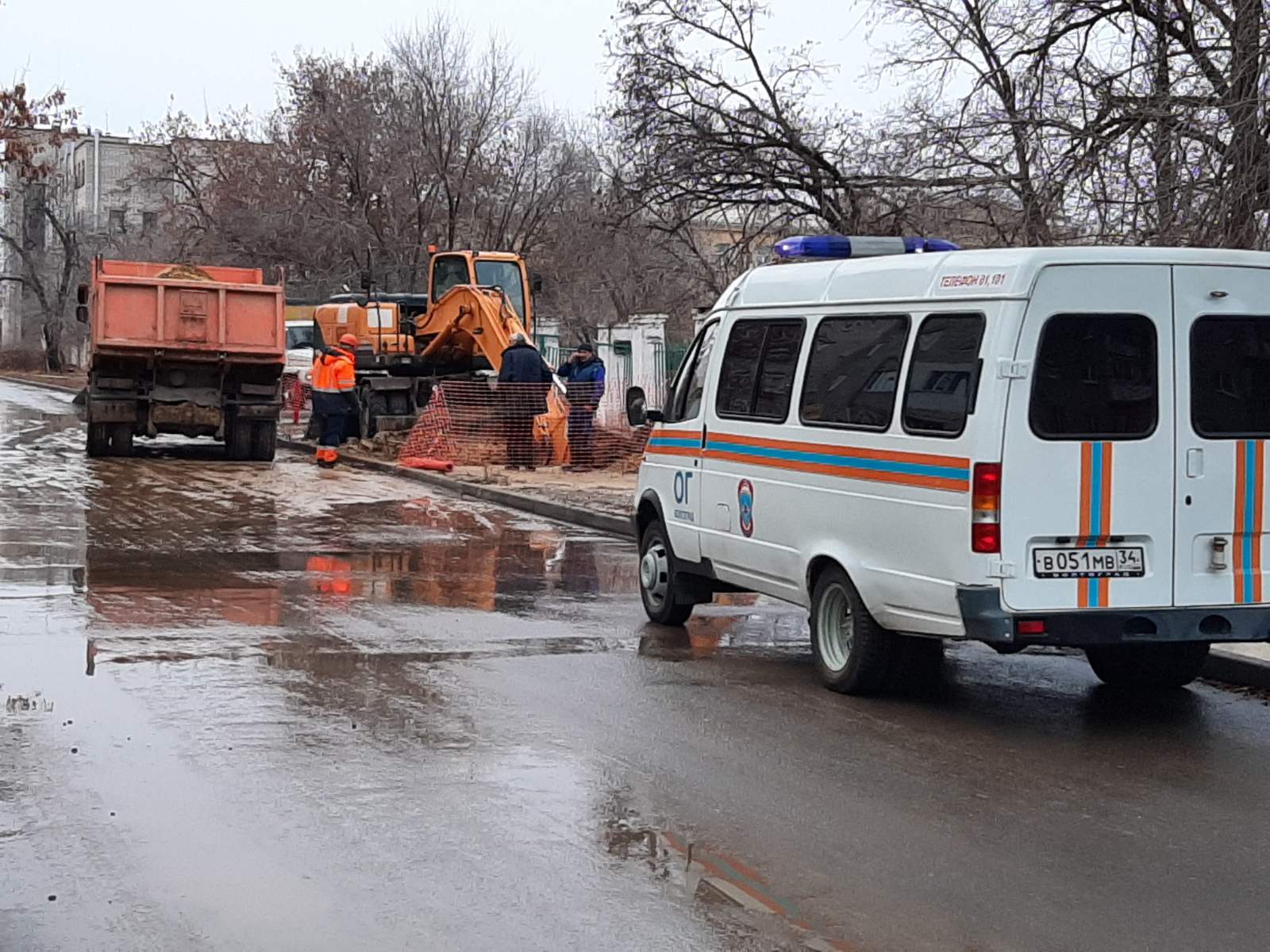 В Тракторозаводском районе устраняют большую коммунальную аварию