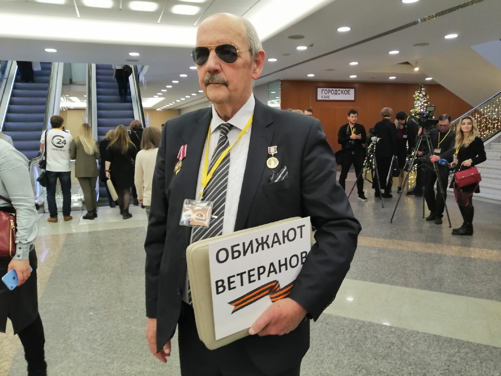 «Похлопать по спине»: Зачем журналисты приехали на пресс-конференцию Путина
