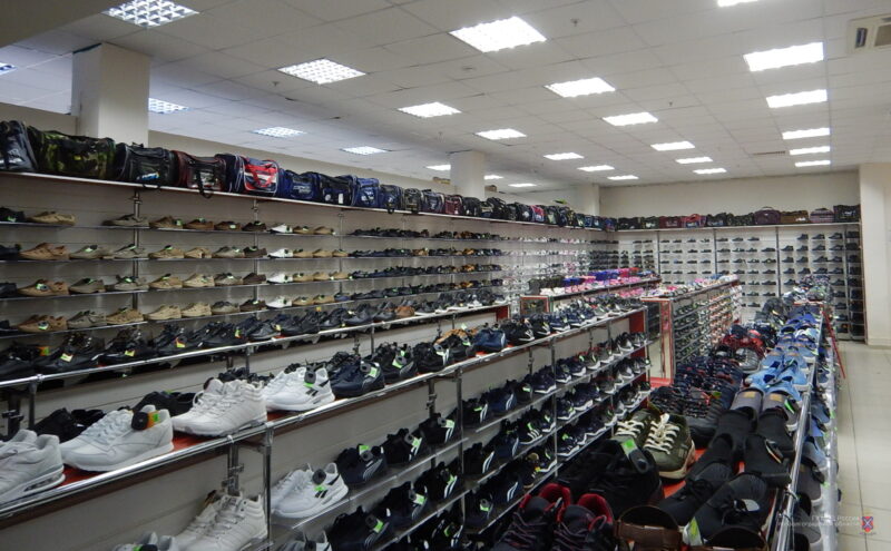 В крупном эконом-магазине под Волгоградом незаконно продавали одежду