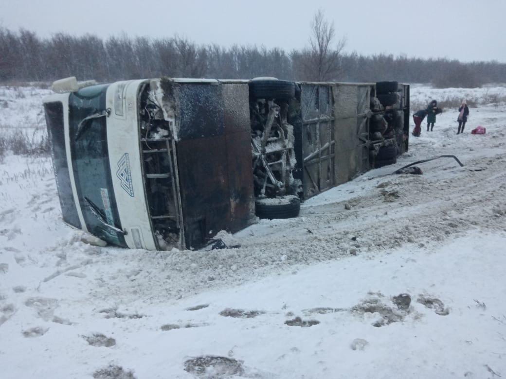 Под Волгоградом в кювет упал автобус с пассажирами