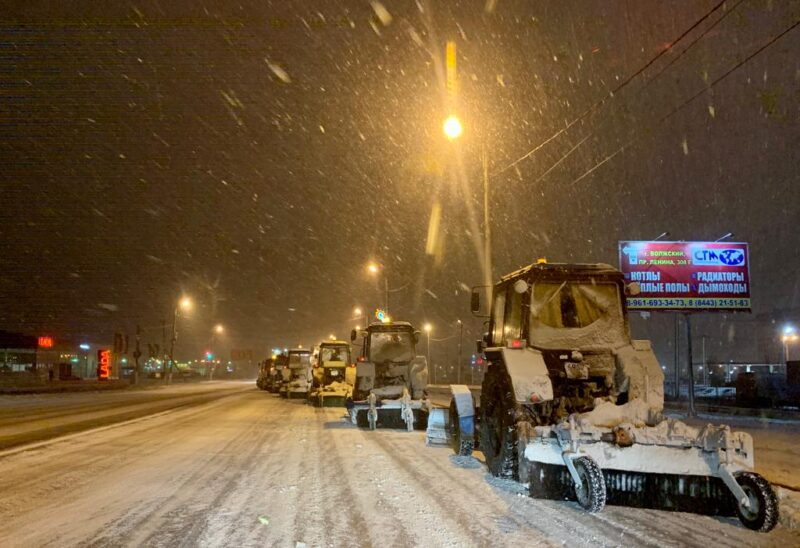 «Техника работает с 3 утра». Как в Волгоградской области чистят снег?