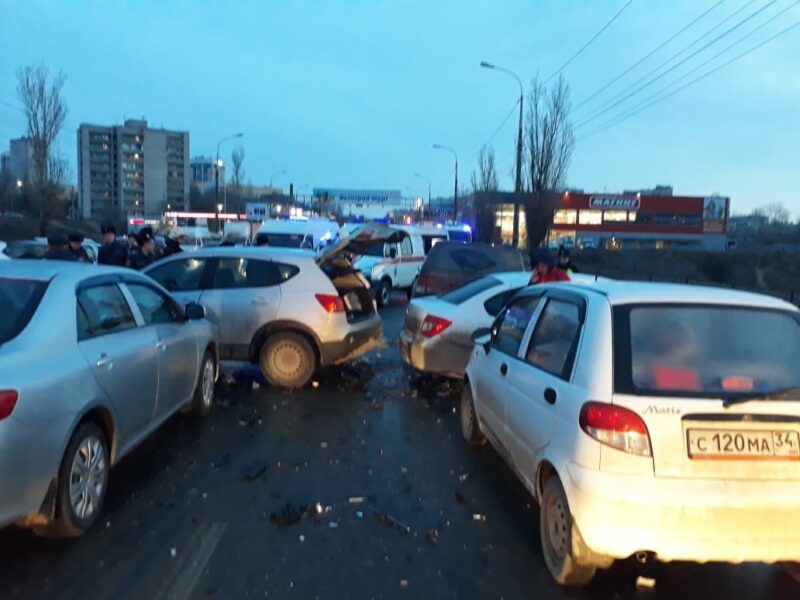 Массовая авария заблокировала дорогу в центре Волгограда