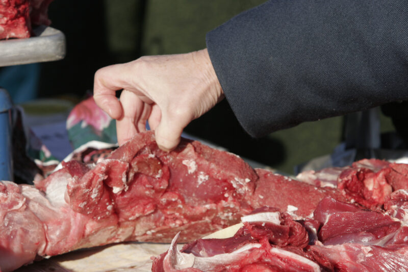 200 килограммов сомнительной продукции нашли в «Фунте Мяса» в Волжском