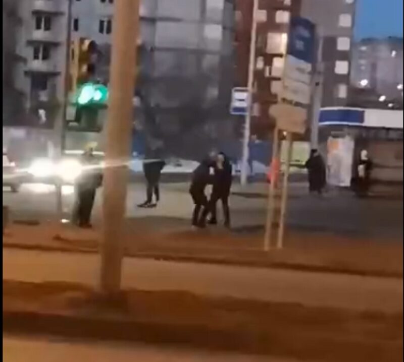 В Волгограде пассажир напал на водителя маршрутки из-за заклинившей двери (Видео)