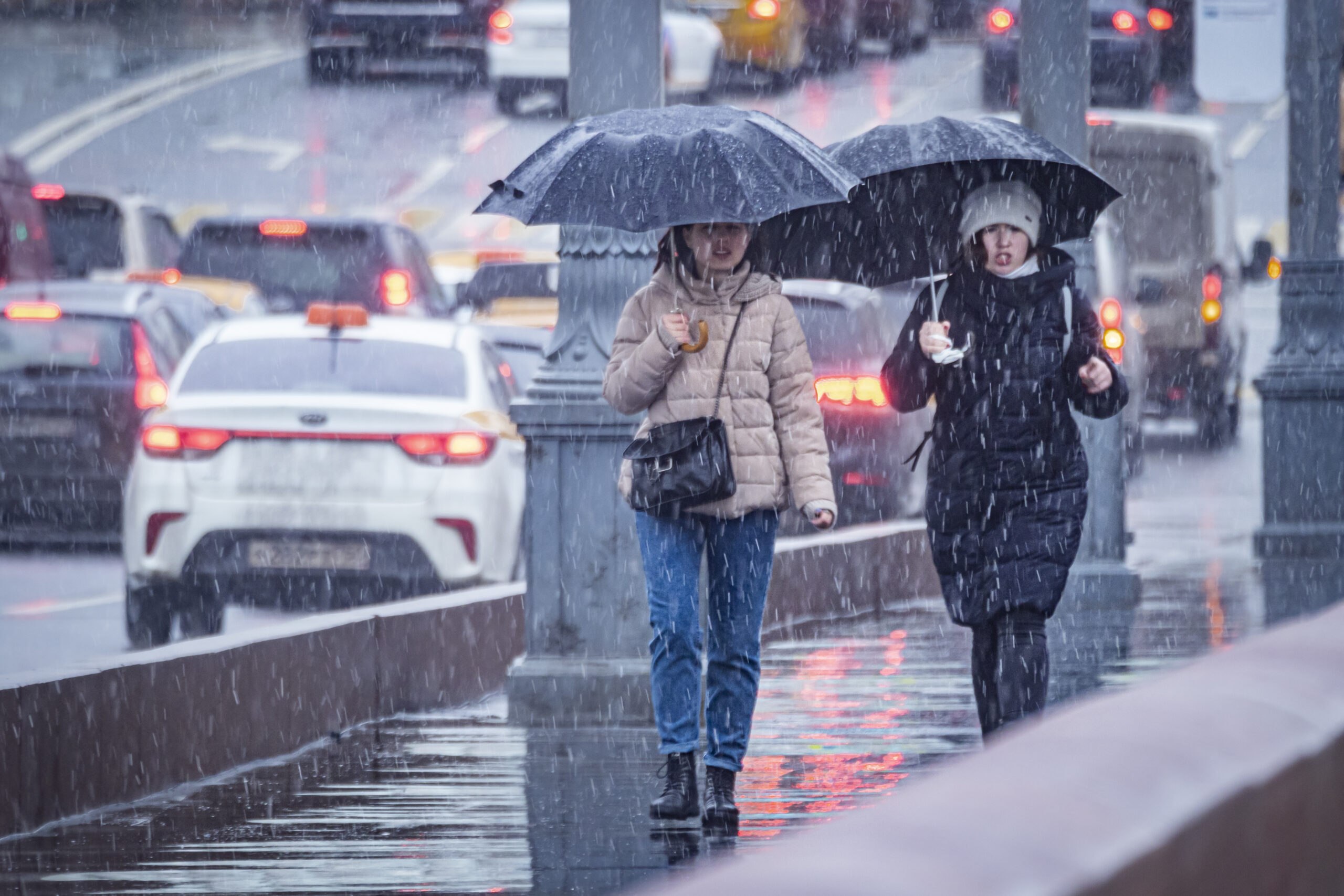 Тепло в москве. Мокрый снег. Снег с дождем. Дождь со снегом в Москве. Мокрый снег в городе.