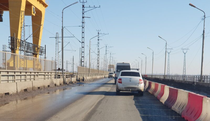 «Фальшстарт»: автомобилисты вновь встали в пробку на мосту через ГЭС