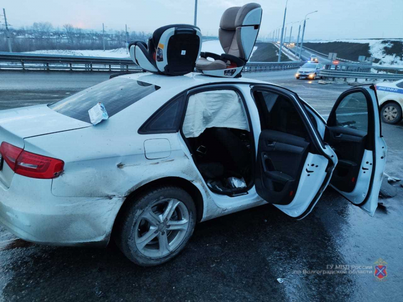На мосту через Волгу в лобовом столкновении «Toyota» и «Audi» пострадали маленькие дети