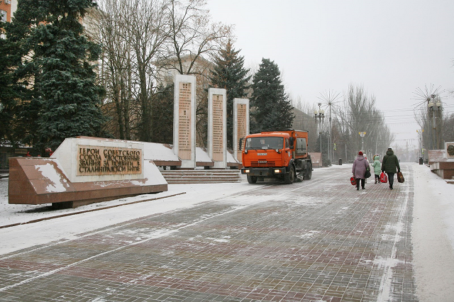 Волгоградка попала под снегоуборочный «КамАЗ» в центре города