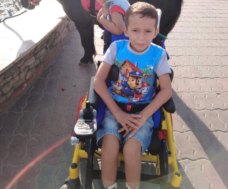«Недавно мой сын мог ходить»: волгоградец рассказал, как ждет от государства лекарство за 48 миллионов