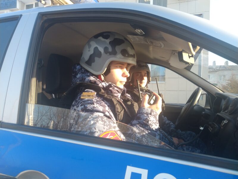 Росгвардейцы эвакуировали 11 человек из горящего дома в Жирновске