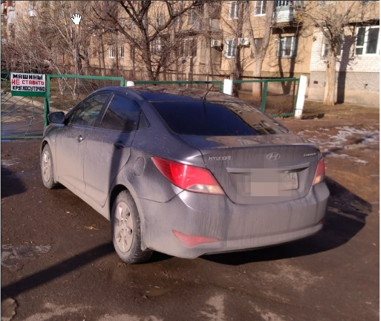 В Волжском водители устроили незаконную парковку у станции юннатов