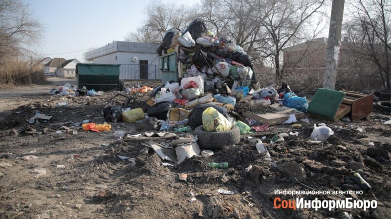 Частный сектор на улице Ткачева утонул в мусоре