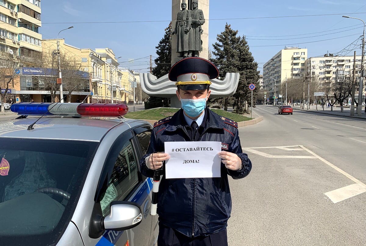 Нарушаем граждане. Полиция Волгоград. Полиция Красноармейский район Волгоград. МРЭО Красноармейский район. Баннер в Красноармейском Волгограде с полицейским.