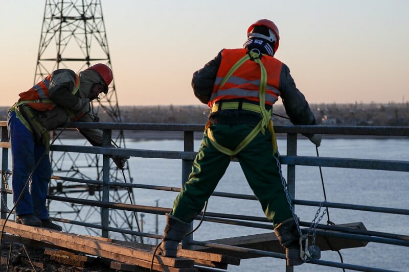 Рабочие демонтировали дорожное покрытие на Волжской ГЭС