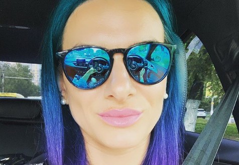 37-летняя Елена Исинбаева выкрасила волосы в синий цвет