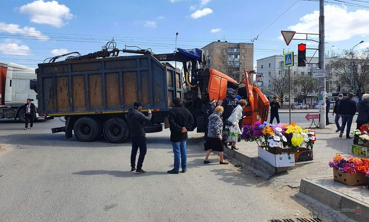 В Кировском районе из-за жуткого ДТП с большегрузами образовалась большая пробка