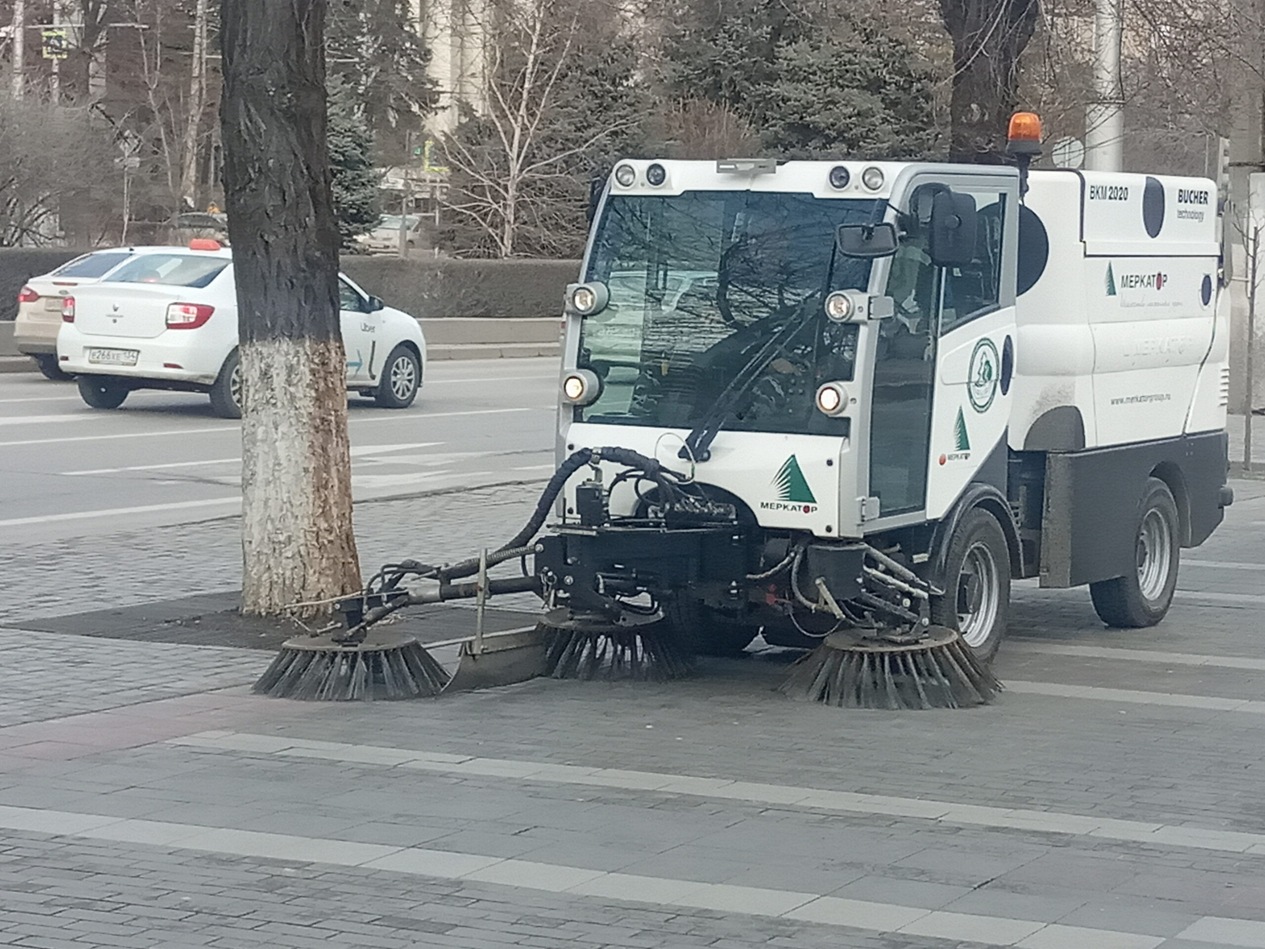 В Волгограде круглосуточно моют дороги и тротуары • СоцИнформБюро