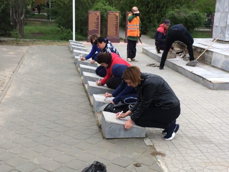 «Раскрасили памятник героям маркерами»: подготовка к 9 мая под Волгоградом обернулась скандалом