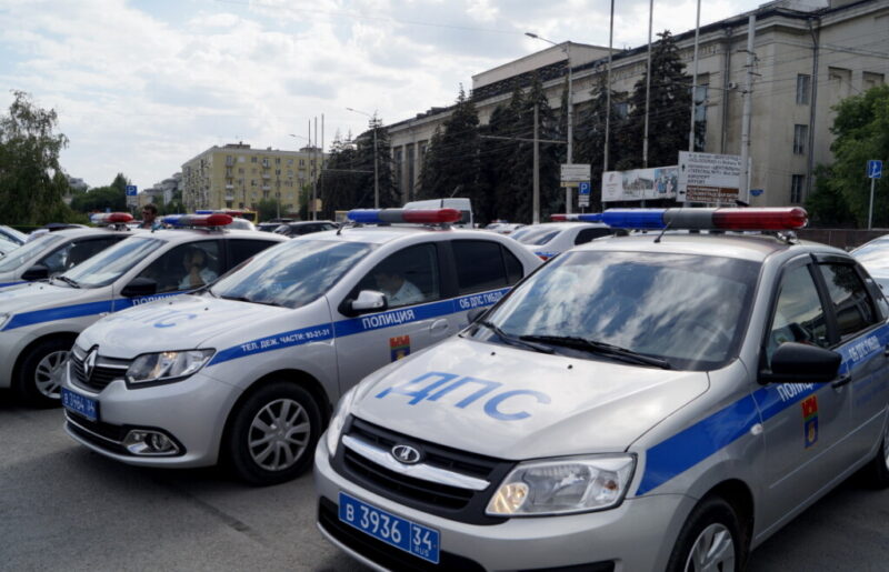 В Волгограде 65-летний водитель протаранил машину с маленьким детьми