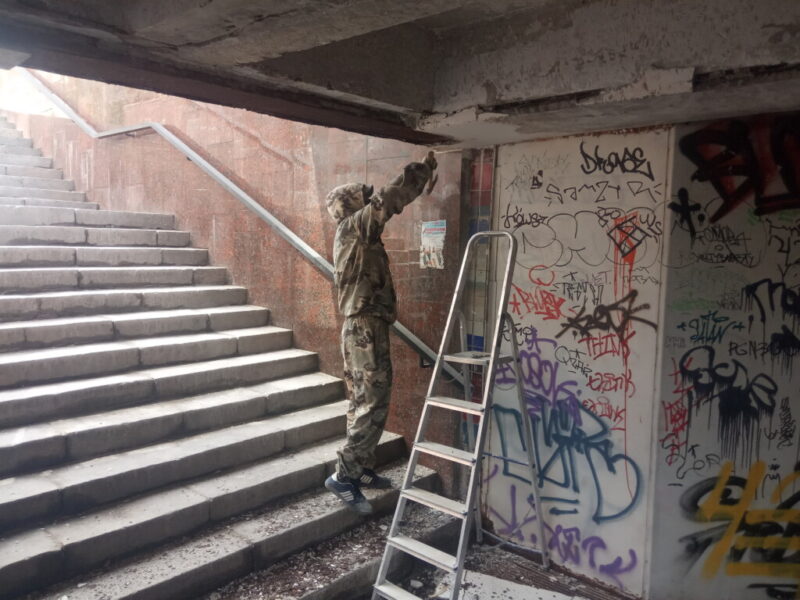 Пострадали от вандалов и времени: в Волгограде ремонтируют подземки