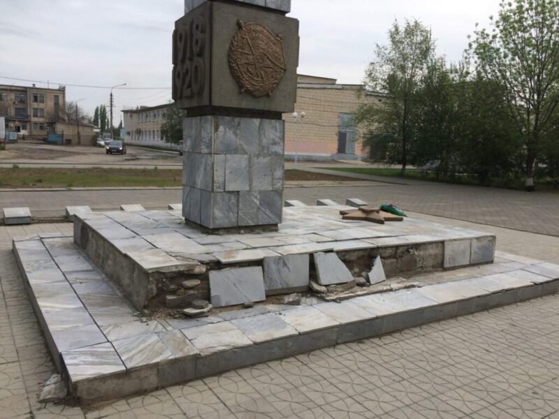 После огласки в СМИ под Волгоградом отреставрируют разваливающийся памятник