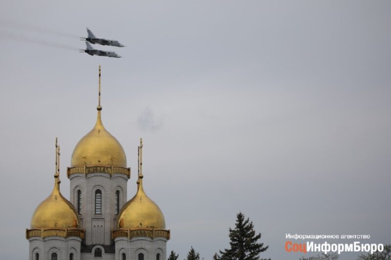В небе над Волгоградом пролетели боевые вертолеты и самолеты