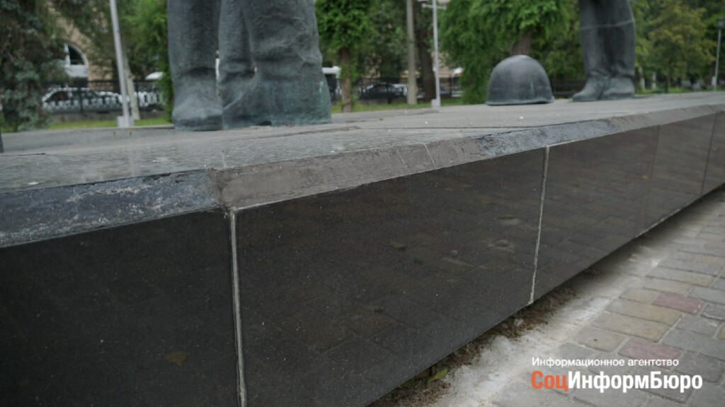 В Волгограде после возмущения общественности отремонтировали памятник Героям-комсомольцам
