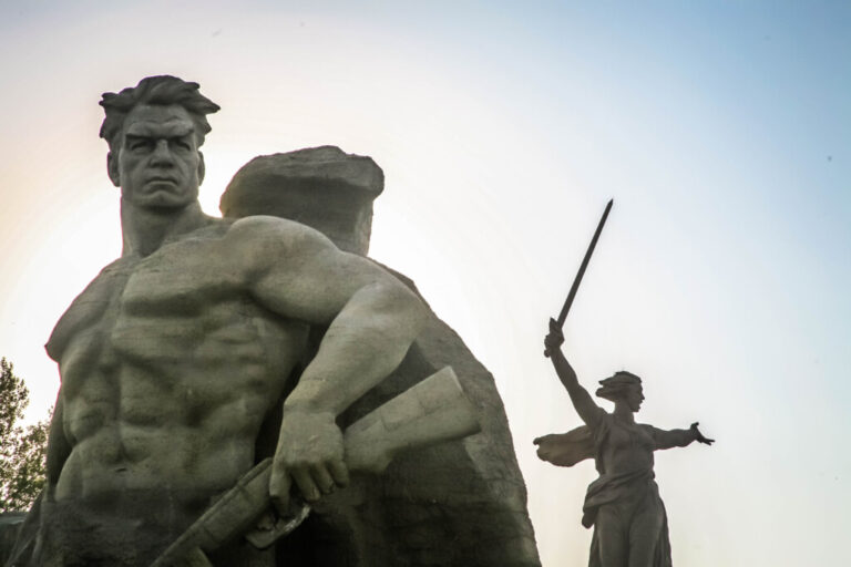 Осквернение мемориала на Мамаевом кургане: в Волгограде задержаны двое подозреваемых