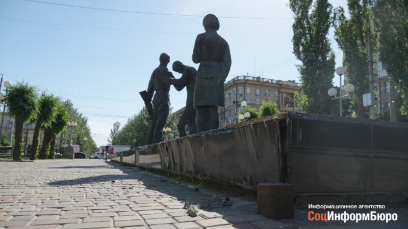 Неделя до Парада Победы. В центре Волгограда разрушается памятник «Героям-комсомольцам»