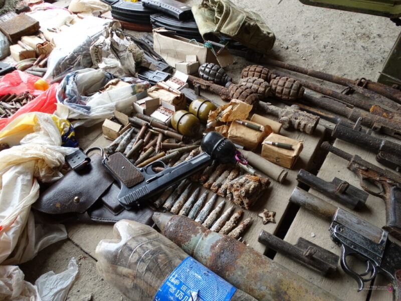 В гараже 45-летнего рецидивиста из Волгограда нашли гигантский арсенал оружия