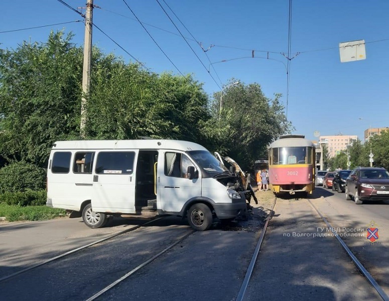 Стали известны подробности ДТП с микроавтобусом и трамваем в Красноармейском районе
