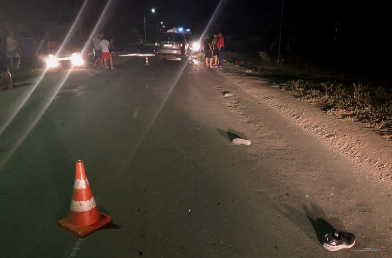 Пьяный водитель внедорожника сбил молодых пешеходов под Волгоградом: есть погибший