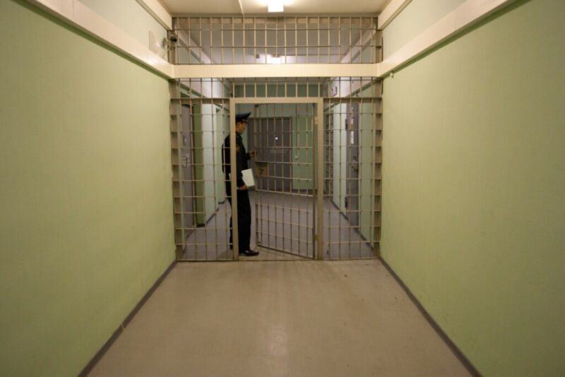 Реальный срок вместо условного: экс-сотруднику тюрьмы под Волгоградом ужесточили наказание