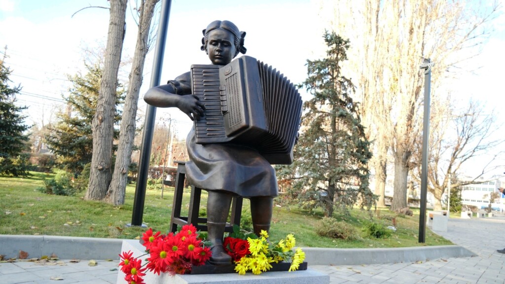 «Девочка с аккордеоном» в сквере Пахмутовой «пошла ржавыми пятнами»