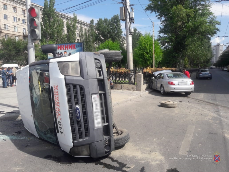 В центре Волгограда маршрутка с пассажирами перевернулась после столкновения с легковушкой без ОСАГО