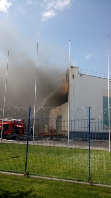 В Волжском потушили крупный пожар на производстве