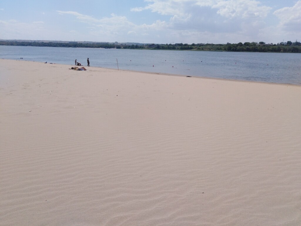 Обещанное благоустройство пляжа на Сарпинском ограничилось табличками «Место купания»