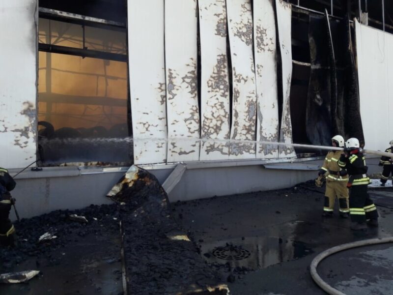 В Волжском потушили крупный пожар на производстве
