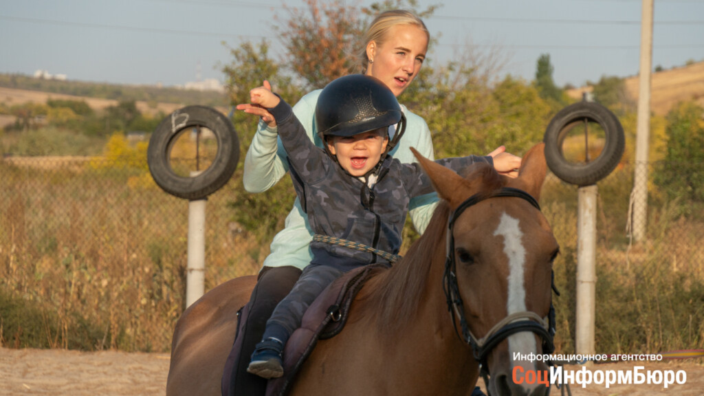 «Это фантастика, которая никак не вяжется с диагнозом!»: о том, как в Волгограде лошади лечат детей