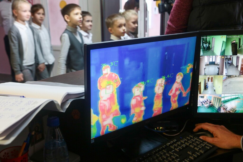Учащихся волгоградских школ начали сканировать при входе в здания