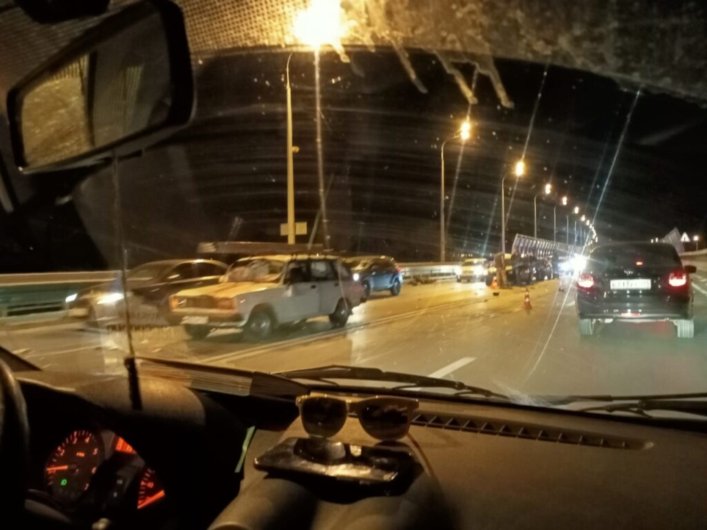 Мотоциклист погиб на месте: жуткая массовая авария на «танцующем» мосту в Волгограде