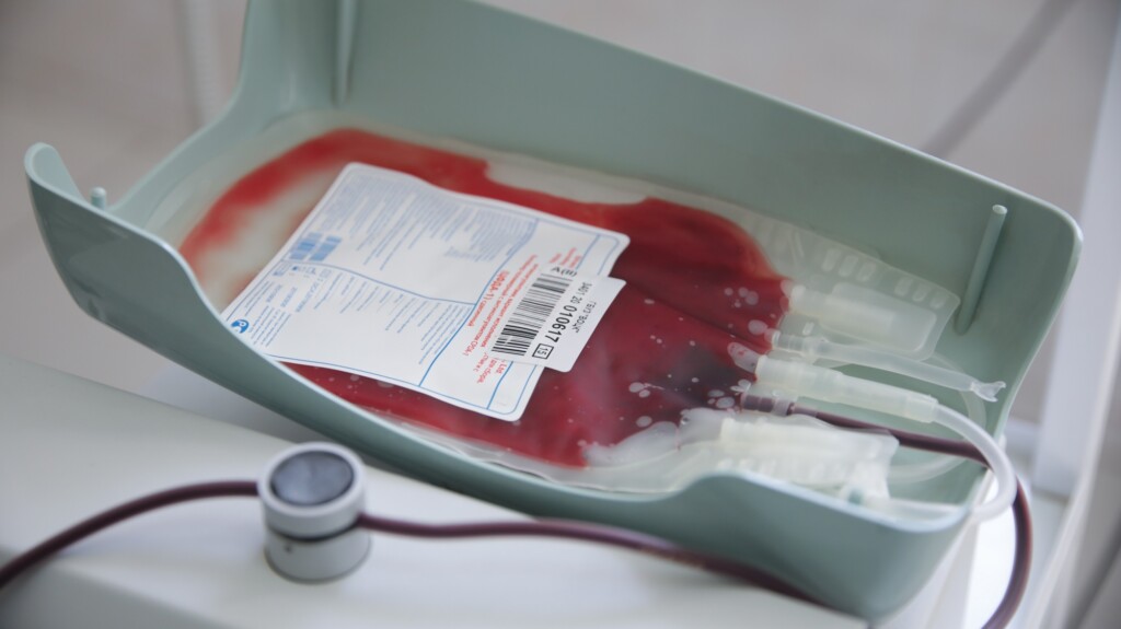 В Волгоградской области продолжают принимать кровь от переболевших и привившихся от ковида