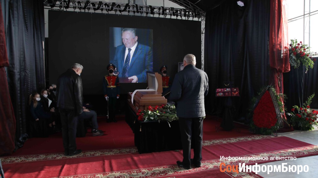 Волгоградцы прощаются с экс-губернатором Николаем Максютой