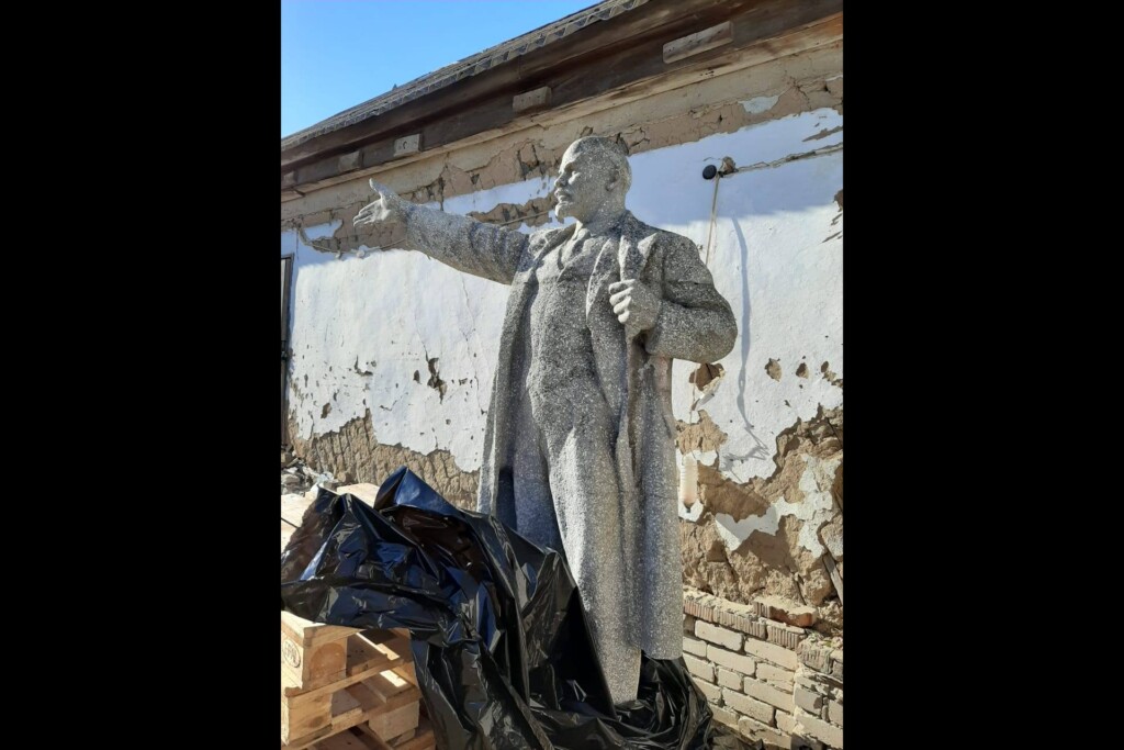 Обладминистрация: памятник Ленину снесли, заботясь о безопасности людей