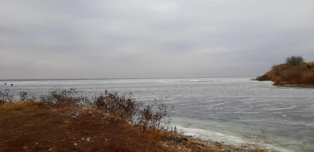 Рыбак оставил свой внедорожник у берега и пропал на Волгоградском водохранилище