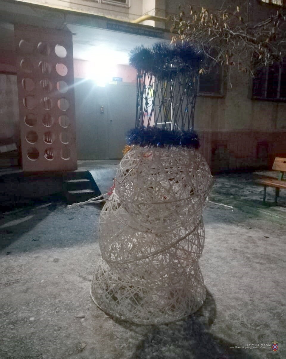 В полицию Волгограда доставили снеговика-музыканта