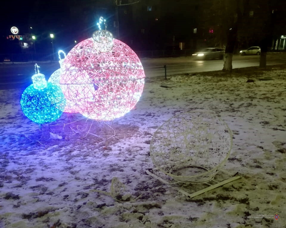 В полицию Волгограда доставили снеговика-музыканта