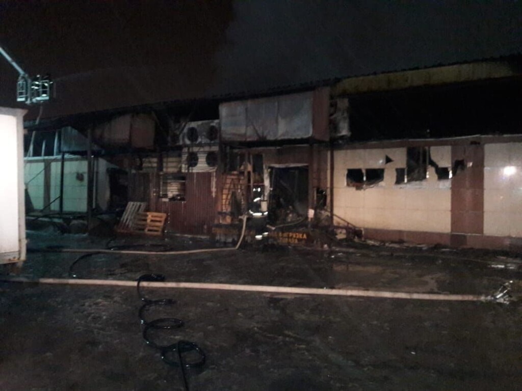 Опубликованы снимки пожара на рынке "Титовский"