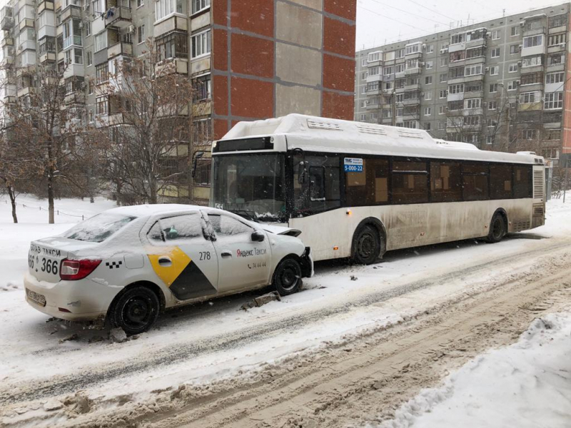 Выехал на «встречку»: в Волгограде таксист влетел в пассажирский автобус